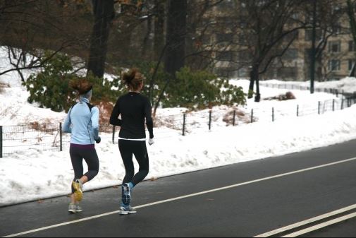 Allenarsi al freddo: i benefici di correre in inverno immersi nella natura