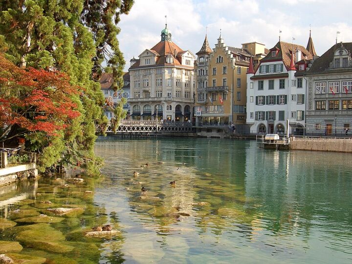 Lucerna: una città da cartolina tra ponti antichi, montagne vicine e un lago che invita a restare