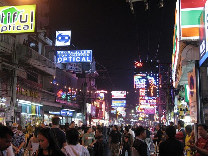 Pattaya tra mare, luci e contrasti: la città che non smette di sorprendere