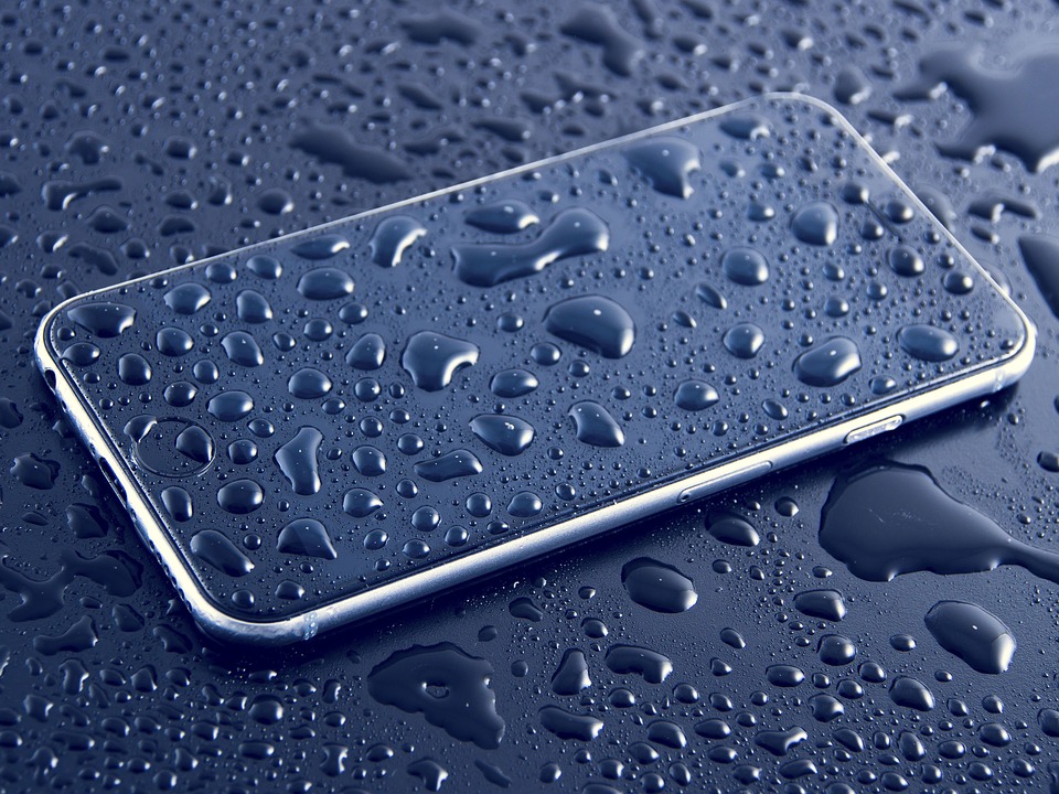 Lo smartphone cade in acqua: come asciugarlo?