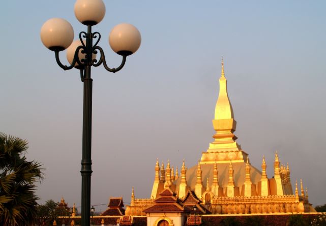 Laos: la gemma nascosta del Sud-est asiatico tra templi d’oro e natura selvaggia